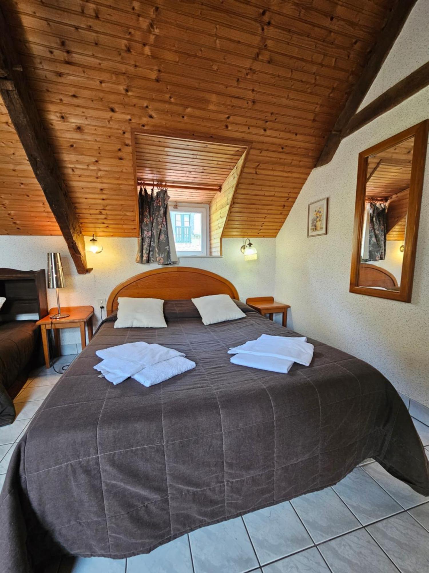 L'Auberge De La Porte Сен-Жуан-де-Гере Номер фото